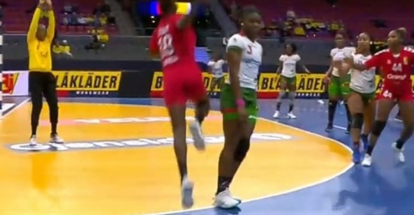 Handball-Mondial Dames 2023/Tour principal/Cameroun-Sénégal (20-22) : avec Amina Cissokho épatante en sortie de banc et Soukeina MVP du match, les Lionnes renversent leurs homologues camerounaises