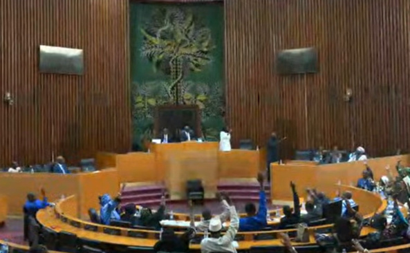 Tensions à l'Assemblée nationale : Les députés de l'opposition contestent l'interdiction de poser des questions Tensions à l'Assemblée nationale : Les députés de l'opposition contestent l'interdiction de poser des questions