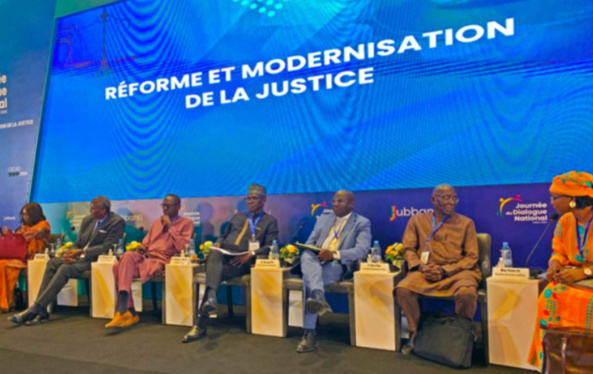 Assises de la justice : consensus sur la réduction des pouvoirs du Procureur, l’institution d’une Cour Constitutionnelle, mais désaccord sur le retrait du Chef de l’État du CSM Assises de la justice : consensus sur la réduction des pouvoirs du Procureur, l’institution d’une Cour Constitutionnelle, mais désaccord sur le retrait du Chef de l’État du CSM