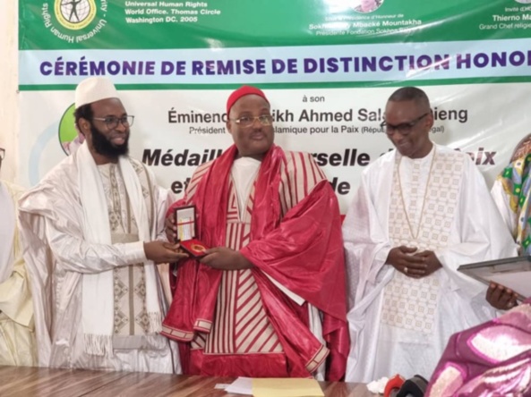 Thiès/ Remise de distinction honorifique: Cheikh Ahmed Saloum reçoit la Médaille Universelle de la Paix et des Droits de l'Homme Thiès/ Remise de distinction honorifique: Cheikh Ahmed Saloum reçoit la Médaille Universelle de la Paix et des Droits de l'Homme