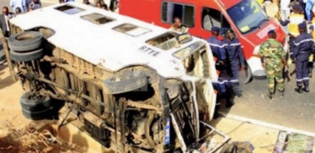 Axe Thiès-Khombole : Un Ndiaga Ndiaye se renverse, plusieurs blessés. Axe Thiès-Khombole : Un Ndiaga Ndiaye se renverse, plusieurs blessés.