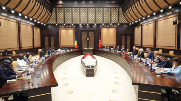 Le Pr Diomaye Faye et son homologue Erdoğan ont signé un protocole d’accord de haut niveau entre le Sénégal et la Türkiye passant de 500 millions à 1 milliard de dollars Le Pr Diomaye Faye et son homologue Erdoğan ont signé un protocole d’accord de haut niveau entre le Sénégal et la Türkiye passant de 500 millions à 1 milliard de dollars