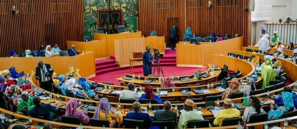 Assemblée nationale: le projet de révision de la constitution et la suppression du CESE et du HCCT adopté Assemblée nationale: le projet de révision de la constitution et la suppression du CESE et du HCCT adopté