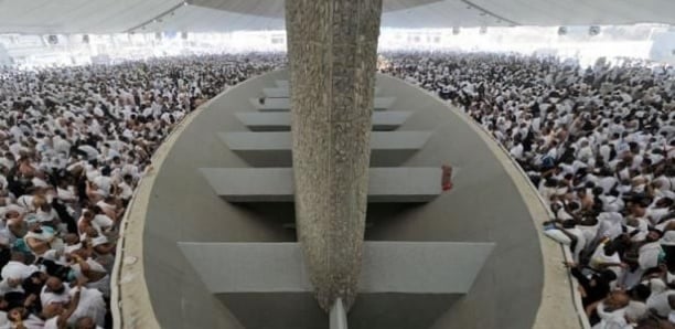 Les pèlerins lapident Satan près de La Mecque, au premier jour de l'Aïd Les pèlerins lapident Satan près de La Mecque, au premier jour de l'Aïd