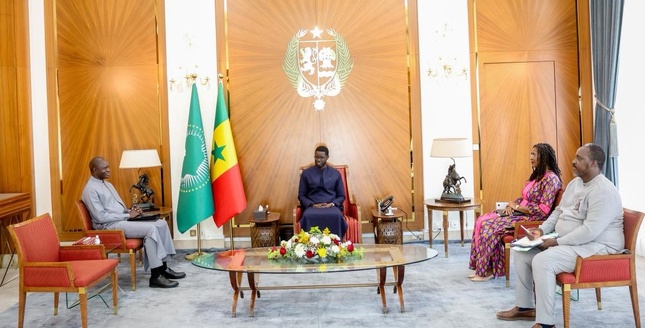 Célébration de la fête nationale-4 Avril : le Président Diomaye Faye reçoit le maire de Thiès, Dr Babacar Diop Célébration de la fête nationale-4 Avril : le Président Diomaye Faye reçoit le maire de Thiès, Dr Babacar Diop