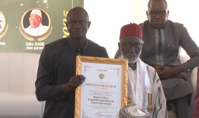 Cérémonie de remise de la médaille de la Ville de Thiès: " Notre objectif est d’honorer les braves hommes et femmes de notre panthéon"( Dr Babacar Diop) Cérémonie de remise de la médaille de la Ville de Thiès: " Notre objectif est d’honorer les braves hommes et femmes de notre panthéon"( Dr Babacar Diop)