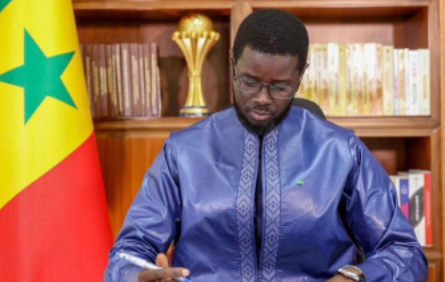 [ARRÊT SUR IMAGE] Le trophée à sa place : Le message silencieux de Bassirou Diomaye Faye