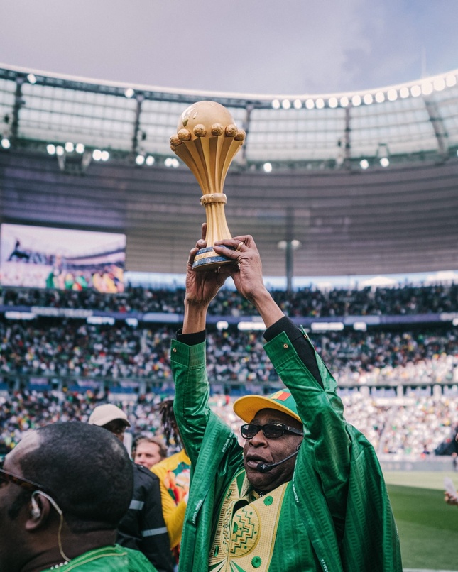 La coupe d’Afrique au Stade de France : Les lions et Youssou Ndour ont bien présenté le trophée au public La coupe d’Afrique au Stade de France : Les lions et Youssou Ndour ont bien présenté le trophée au public