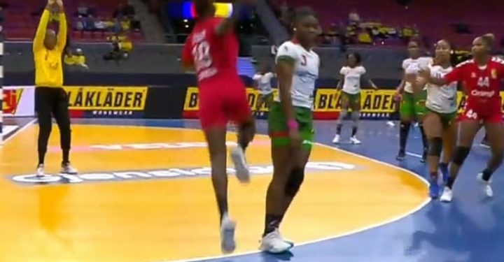 Handball-Mondial Dames 2023/Tour principal/Cameroun-Sénégal (20-22) : avec Amina Cissokho épatante en sortie de banc et Soukeina MVP du match, les Lionnes renversent leurs homologues camerounaises Handball-Mondial Dames 2023/Tour principal/Cameroun-Sénégal (20-22) : avec Amina Cissokho épatante en sortie de banc et Soukeina MVP du match, les Lionnes renversent leurs homologues camerounaises