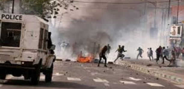 TENSIONS DANS À THIES LA VILLE REBELLE : Des manifestants gazés, d’autres interpellés, des pneus brûlés à plusieurs endroits stratégiques de la ville, notamment vers le stade Lat Dior TENSIONS DANS À THIES LA VILLE REBELLE : Des manifestants gazés, d’autres interpellés, des pneus brûlés à plusieurs endroits stratégiques de la ville, notamment vers le stade Lat Dior