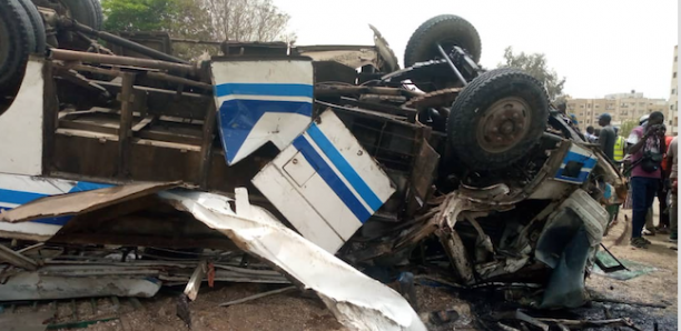 DÉRAPAGE D’UN BUS DEVANT EMG/CASTORS : Un mort, 23 blessés dont 10 dans un état grave DÉRAPAGE D’UN BUS DEVANT EMG/CASTORS : Un mort, 23 blessés dont 10 dans un état grave