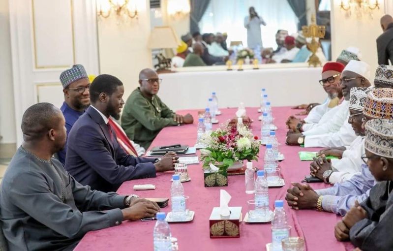 Rencontre au Palais : Les Imams et Oulémas du Sénégal Reçus par le Président Faye Rencontre au Palais : Les Imams et Oulémas du Sénégal Reçus par le Président Faye