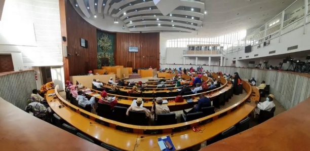 Règlement intérieur de l’Assemblée : les propositions de loi de Abdou Mbacké Dolly et Nafy Diallo jetées à la poubelle pour…