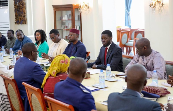   #PresidenceSn: Le Président de la République, Bassirou Diomaye Faye, a reçu ce matin le rapport de la commission ad hoc chargée de contrôler les titres et occupations du Domaine Public Maritime dans la région de Dakar, en présence du Premier Minist
