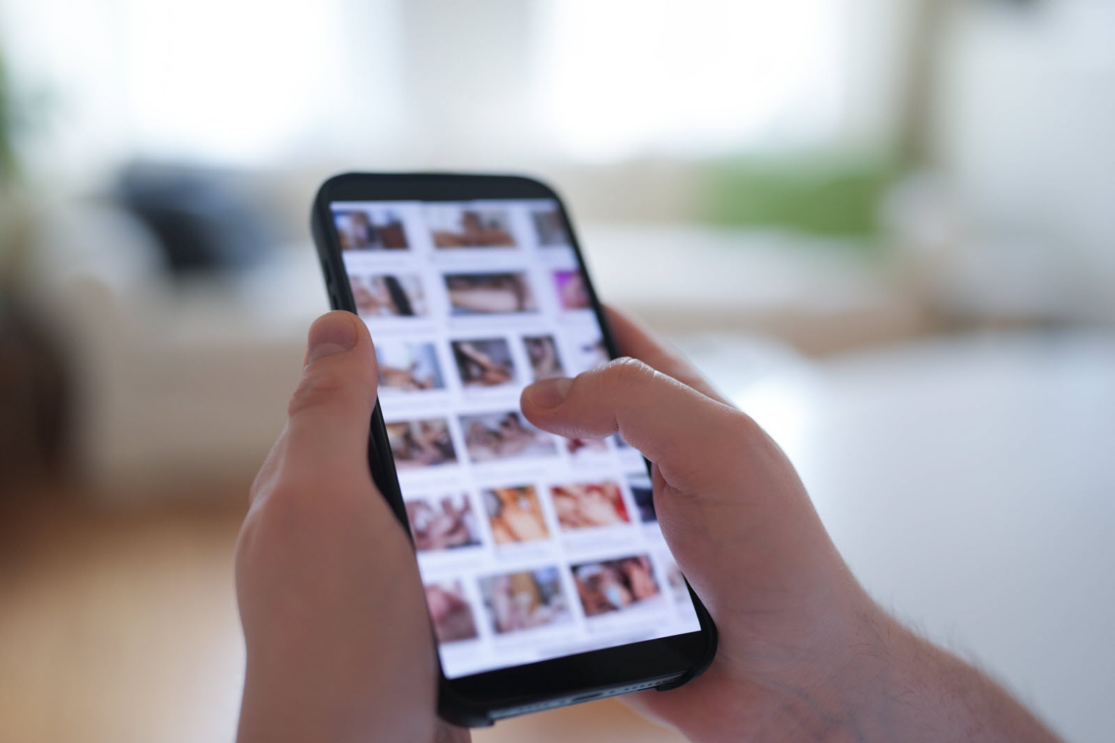 Des photos de nus générées par IA: quand la sextorsion vise les enfants