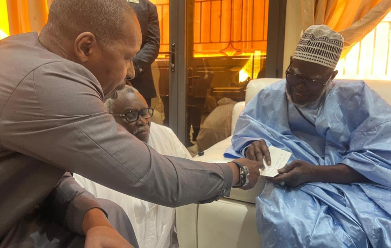 Rénovation de la Grande Mosquée de Touba : Cheikh Amar donne une contribution financière de 500 millions de FCfa au Khalife Général des Mourides, Serigne Mountakha Mbacké