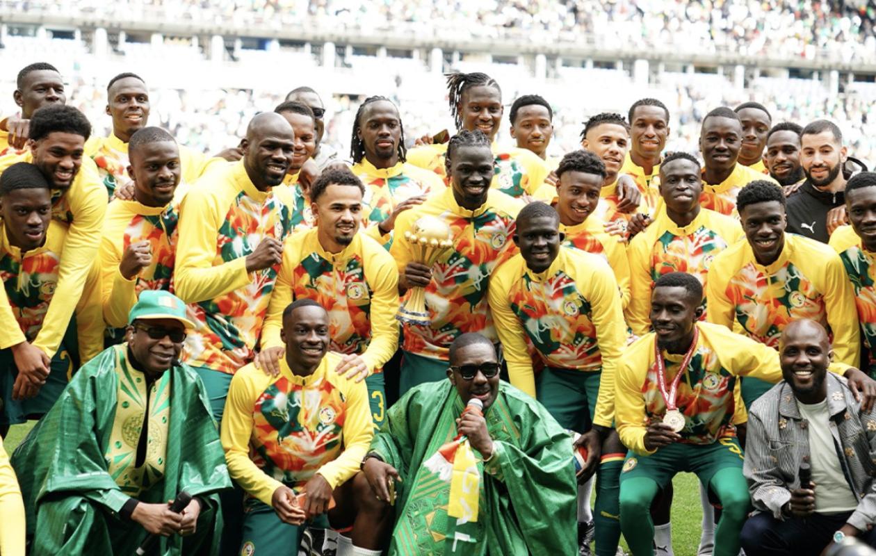 La coupe d’Afrique au Stade de France : Les lions et Youssou Ndour ont bien présenté le trophée au public