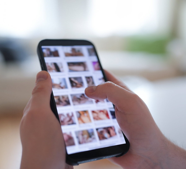 Des photos de nus générées par IA: quand la sextorsion vise les enfants