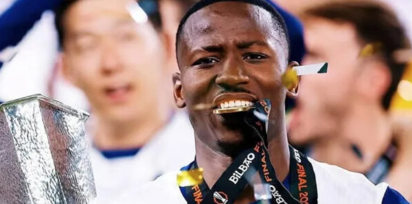 Tottenham : Pape Matar Sarr a offert sa médaille de Ligue Europa à sa mère, « j’espère qu’elle me la ramènera contre le PSG »