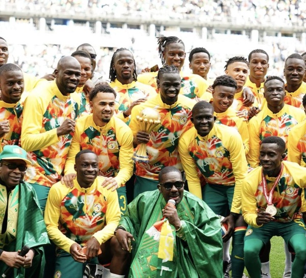 La coupe d’Afrique au Stade de France : Les lions et Youssou Ndour ont bien présenté le trophée au public