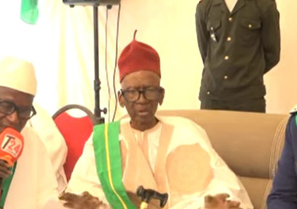 Le Président Diomaye dépêche la Chancellerie à Thiès (remise décorations à des centenaires)