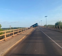 Pont de Farafeni : un camion dérape et reste en équilibre au-dessus du fleuve