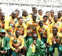 La coupe d’Afrique au Stade de France : Les lions et Youssou Ndour ont bien présenté le trophée au public